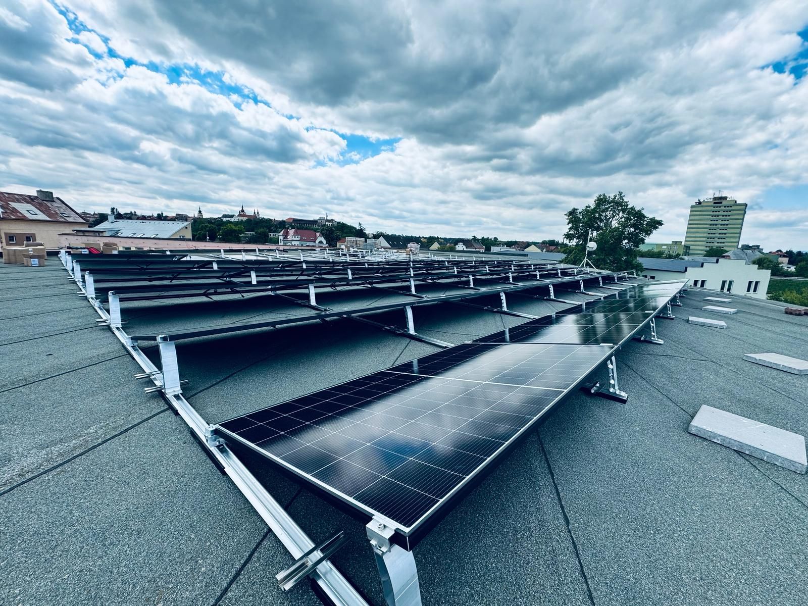 Rodinný dům s fotovoltaickými panely na střeše